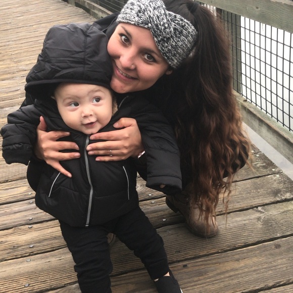 Meet your Posher, Nicole - Picture 1 of 2